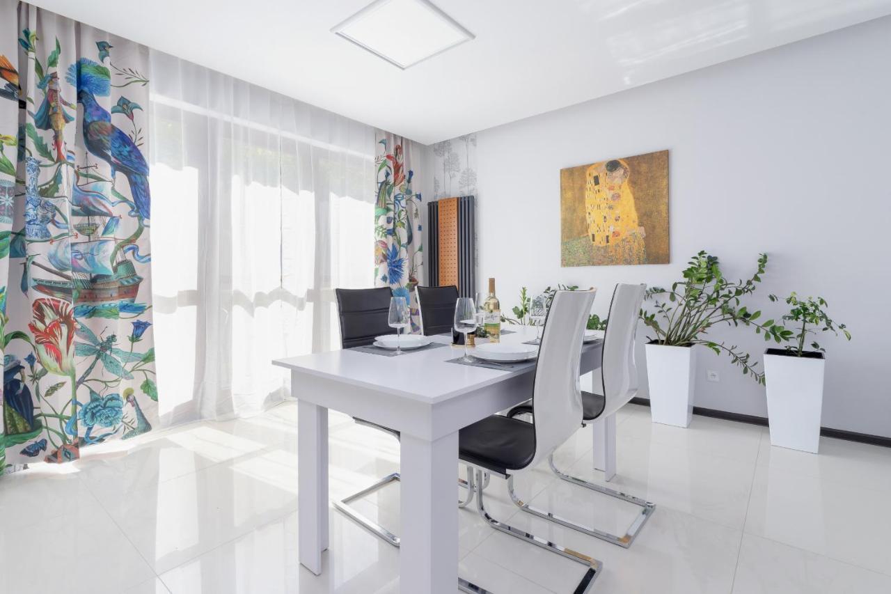 Wonderful Apartment Garden Residence By Noclegi Renters Cracovia Esterno foto